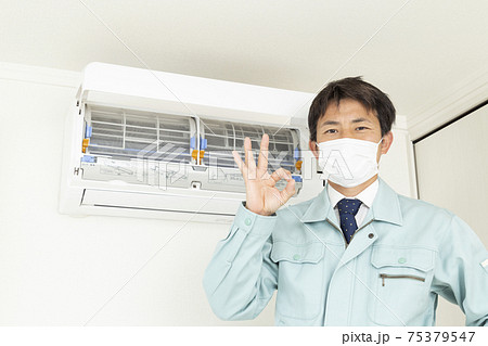エアコンの点検をする作業員 エアコンの点検をする作業員 75379547