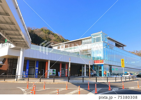 【滋賀県】晴天下の大津サービスエリア（名神高速） 75380308