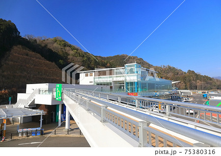 【滋賀県】晴天下の大津サービスエリア（名神高速） 75380316