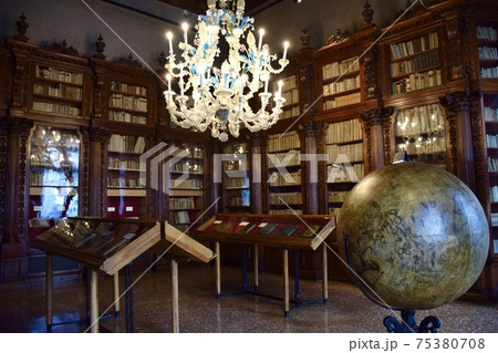 イタリアのベネチアのコッレール博物館の館内 75380708