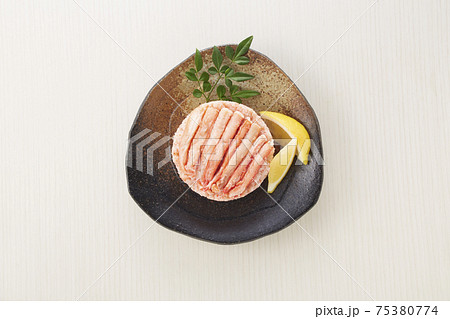ズワイガニ ほぐし身 盛り付け 真俯瞰 ズワイガニ ほぐし身 盛り付け 真俯瞰 75380774