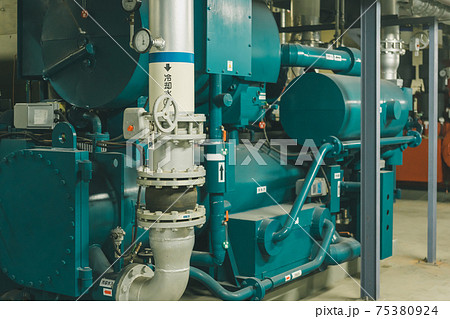 工場ボイラー室のターボ冷凍機 75380924