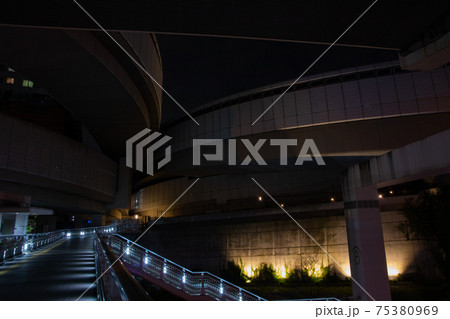 首都高速3号渋谷線の交通　池尻大橋周辺の夜景【交通イメージ】 75380969