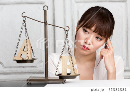 AとBを比較する女性 75381381