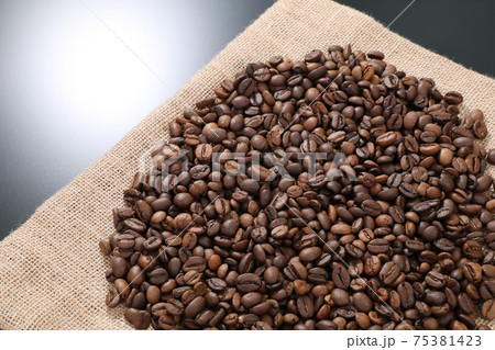 コーヒー豆 75381423
