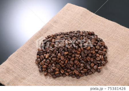 コーヒー豆 75381426