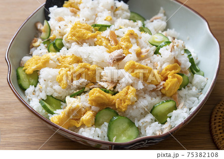 鮭と卵とキュウリの混ぜ寿司 鮭と卵とキュウリの混ぜ寿司 75382108