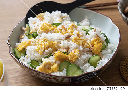 鮭とキュウリのお寿司 鮭とキュウリのお寿司 75382109