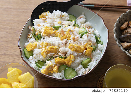 鮭と卵の混ぜ寿司と、筑前煮の食卓 75382110