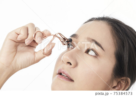 Women who use the eyelash curler Women who use the eyelash curler 75384573