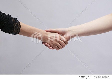 握手 手 キャッチ 75384802