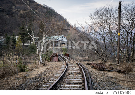 足尾本山駅跡へと続く線路 栃木県日光市足尾 足尾本山駅跡へと続く線路 栃木県日光市足尾 75385680