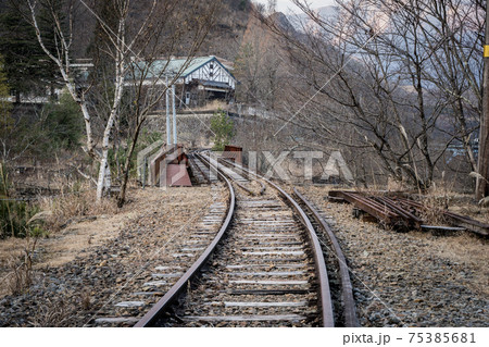 足尾本山駅跡へと続く線路 栃木県日光市足尾 足尾本山駅跡へと続く線路 栃木県日光市足尾 75385681