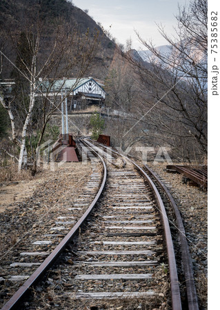 足尾本山駅跡へと続く線路　栃木県日光市足尾 75385682