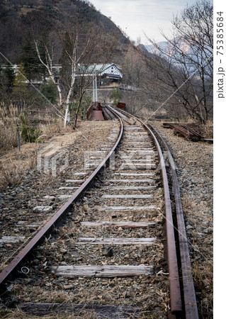 足尾本山駅跡へと続く線路　栃木県日光市足尾 75385684