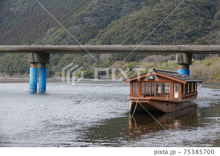 佐田沈下橋と屋形船 佐田沈下橋と屋形船 75385700
