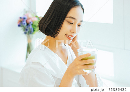 グリーンスムージーを飲む女性 75386422