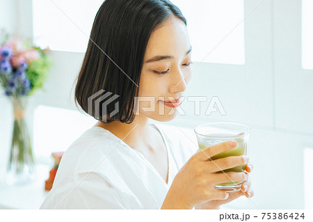 グリーンスムージーを飲む女性 75386424