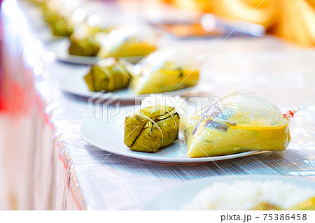 Thai curry in a plastic bag, a polypropylene bag is placed on a white dish, coupled with a bunch of boiled rice and steamed rice. Thai curry in a plastic bag, a polypropylene bag is placed on a white dish, coupled with a bunch of boiled rice and steamed rice. 75386458