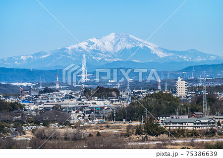 二村山展望台より遠く御嶽山を望む 二村山展望台より遠く御嶽山を望む 75386639