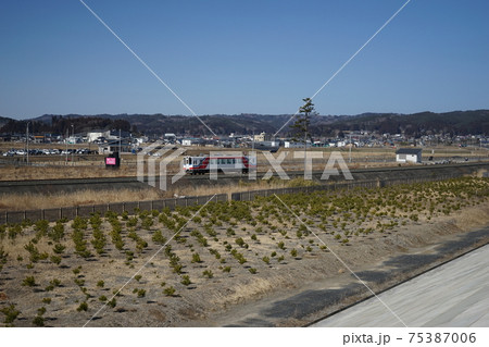 復興した十府ヶ浦 巨大な防潮堤と並んで走るリアス線 復興した十府ヶ浦 巨大な防潮堤と並んで走るリアス線 75387006
