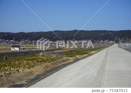 復興した十府ヶ浦 巨大な防潮堤と並んで走るリアス線 復興した十府ヶ浦 巨大な防潮堤と並んで走るリアス線 75387015