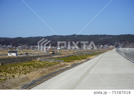 復興した十府ヶ浦 巨大な防潮堤と並んで走るリアス線 復興した十府ヶ浦 巨大な防潮堤と並んで走るリアス線 75387018