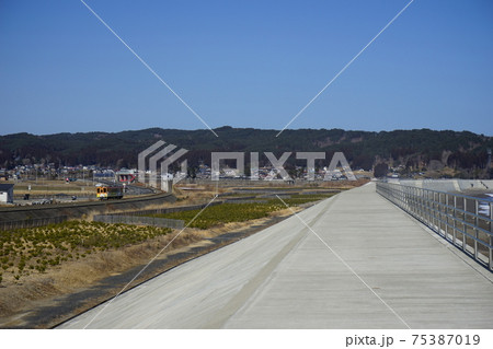 復興した十府ヶ浦 巨大な防潮堤と並んで走るリアス線 復興した十府ヶ浦 巨大な防潮堤と並んで走るリアス線 75387019
