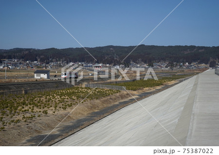 復興した十府ヶ浦 巨大な防潮堤と並んで走るリアス線 復興した十府ヶ浦 巨大な防潮堤と並んで走るリアス線 75387022