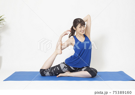 ヨガをする女性 75389160