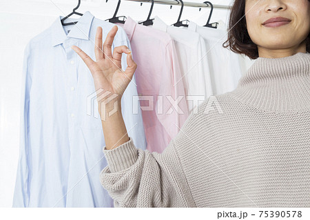 浴室で洗濯物を干す女性 75390578