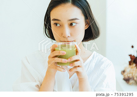 スムージーを飲む女性 スムージーを飲む女性 75391295