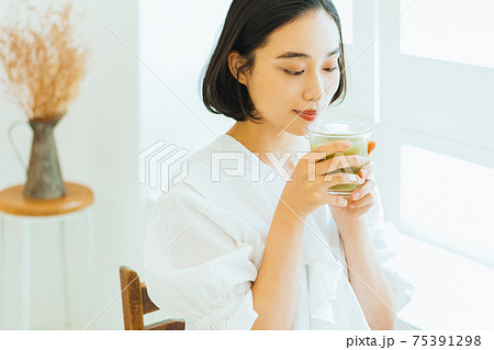 スムージーを飲む女性 75391298