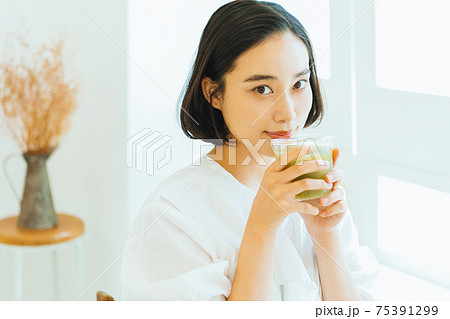 スムージーを飲む女性 75391299