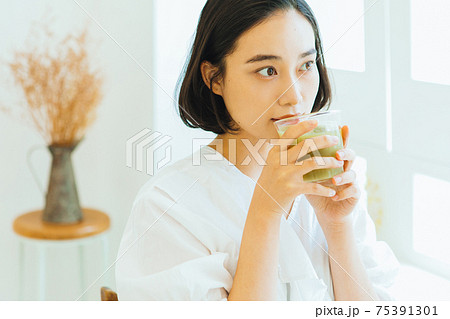 スムージーを飲む女性 75391301