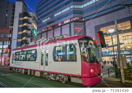 大塚駅南口前を走る都電　東京都豊島区　東京都豊島区 75391430