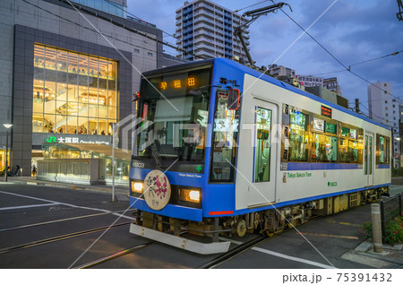 大塚駅南口前を走る都電　東京都豊島区 75391432