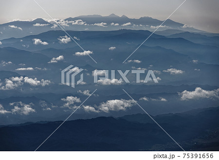 北アルプス 爺ヶ岳山頂から見る八ヶ岳連峰の写真素材