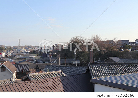 常滑散策　やきもの散歩道からのぞむ煙突のある風景 75392066