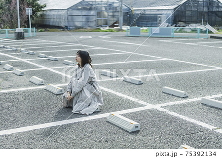 公園を散策する女性 公園を散策する女性 75392134