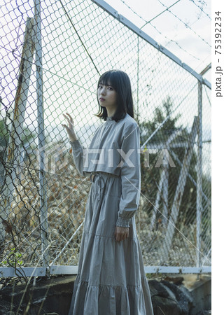 公園を散策する女性 公園を散策する女性 75392234