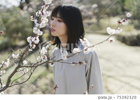 公園を散策する女性 75392320