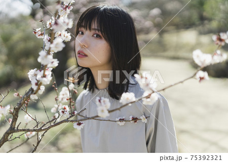 公園を散策する女性 75392321