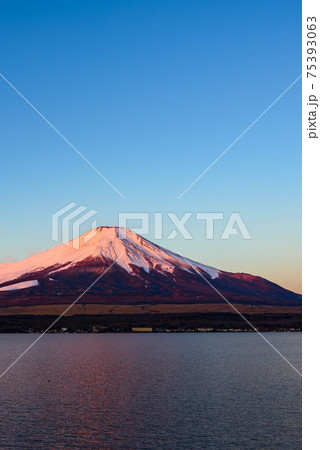 冬の青空と紅富士 75393063