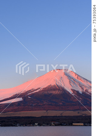 冬の紅富士と山中湖 冬の紅富士と山中湖 75393064