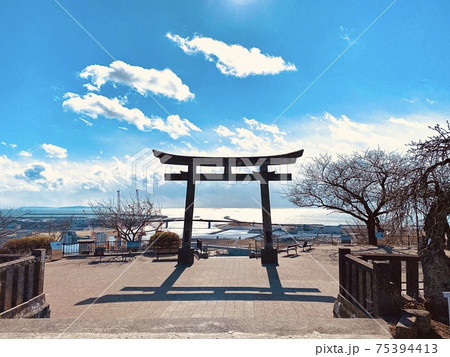青の中の鳥居 復興中の街 青の中の鳥居 復興中の街 75394413