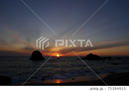 日本海の夕焼け空【新潟県村上市】 75394913