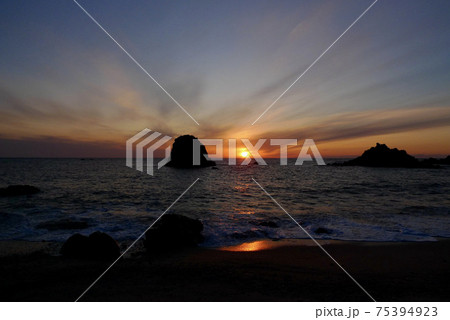 日本海の夕焼け空【新潟県村上市】 75394923