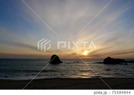 日本海の夕焼け空【新潟県村上市】 75394944