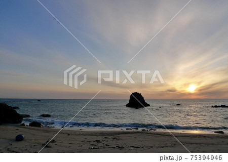 日本海の夕焼け空【新潟県村上市】 日本海の夕焼け空【新潟県村上市】 75394946